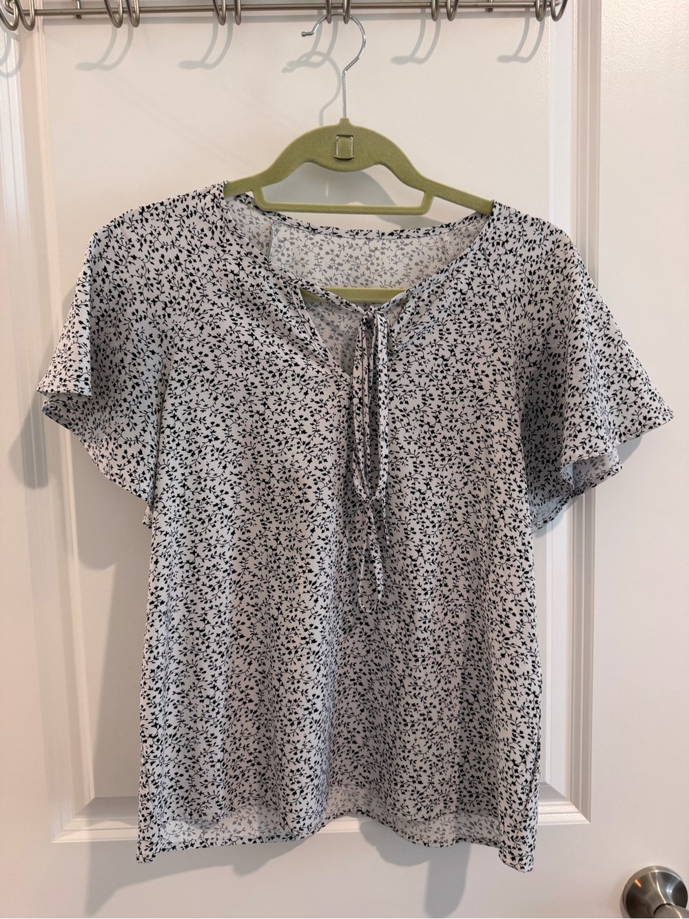 Lightweight White & Black Floral Tie-Front Women's Top
